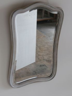 Spiegel hell lasiert</b> / Nr. 11-0900<br>54 x 83 cm / CHF 390</p>