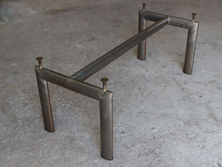 <b>Tischfuss, inspiriert von Le Corbusier's LC6, ca. 1980 </b> / Nr. 20-0302BR<br>Tischblatt kann nach Wunsch gefertigt werden, Fuss Stahlrohr roh, B 160, T 70, H 68.5 cm, Ausführung nach Wunsch</p>